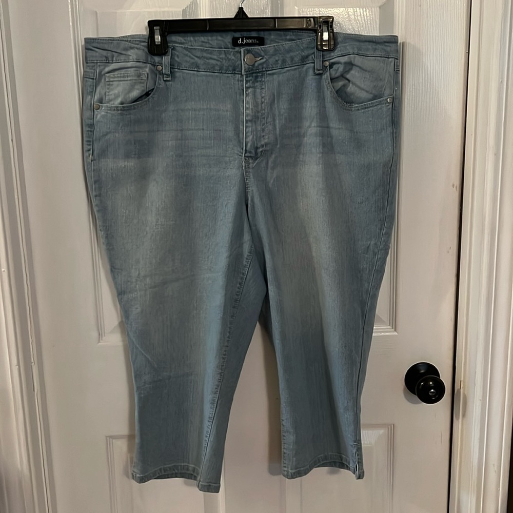 COPY - Light Wash Cropped Jeans